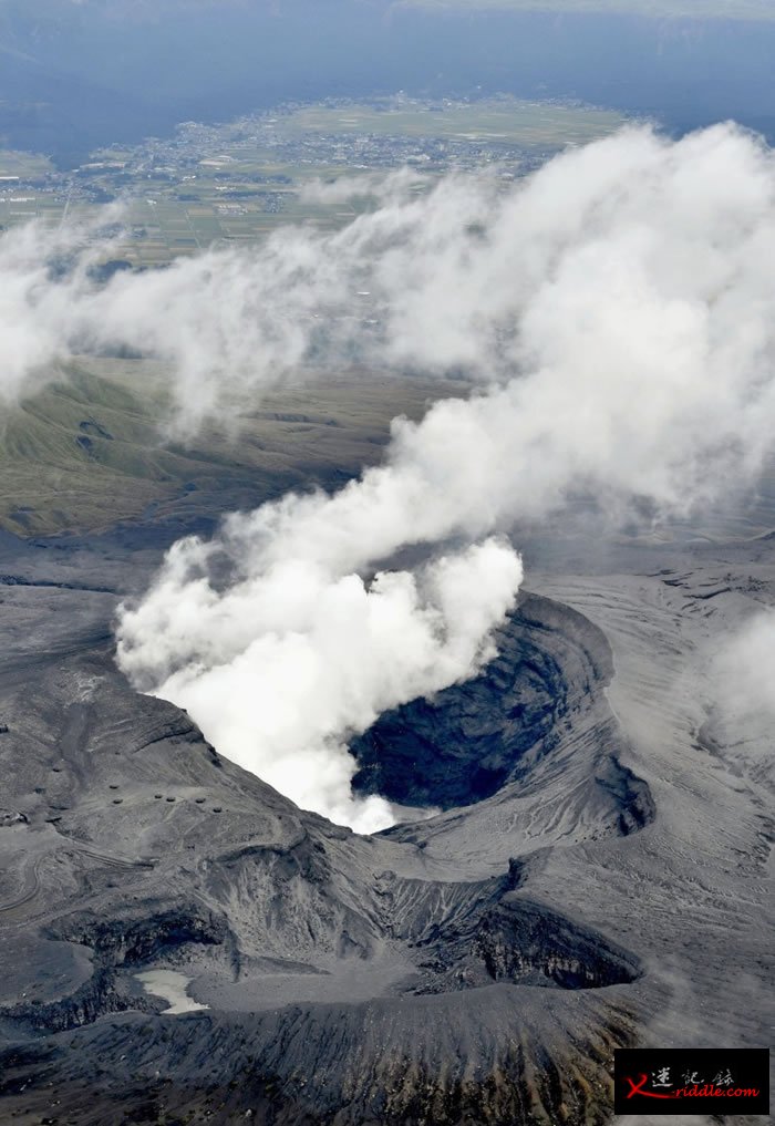 火山喷发时发出的声响震撼周围的居民。
