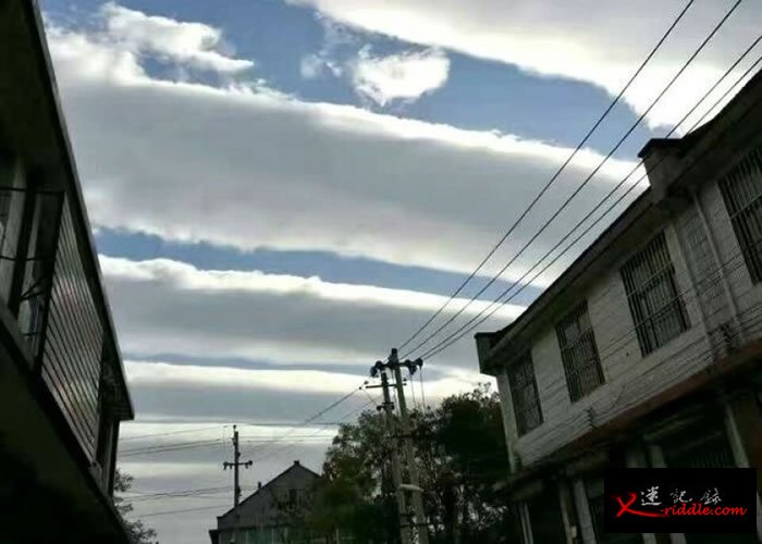 坊间称此云层奇观为“地震云”、“排骨云”。