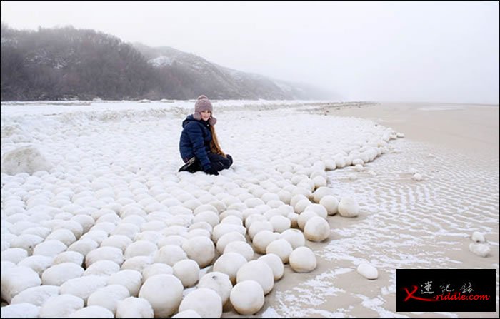 俄罗斯西伯利亚地区突然出现一大批神秘圆形雪球