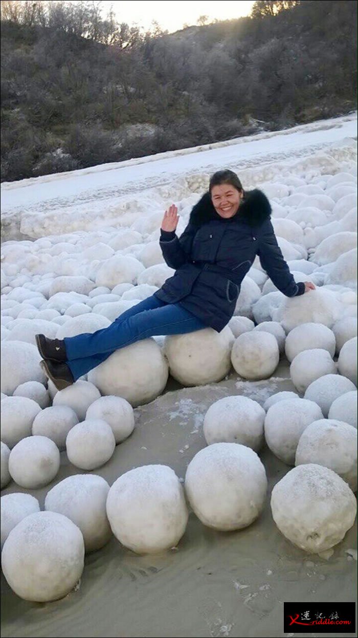 俄罗斯西伯利亚地区突然出现一大批神秘圆形雪球