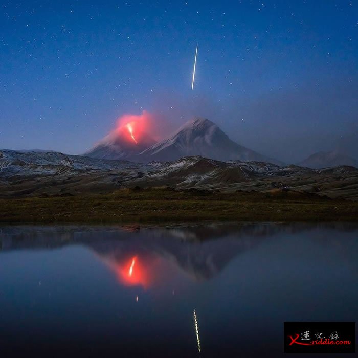 俄罗斯堪察加半岛的克柳切夫火山喷发巧遇流星划过天际