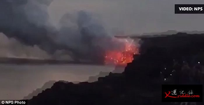 美国夏威夷卡莫库纳火山除夕爆发 游客直击溶岩掉入海