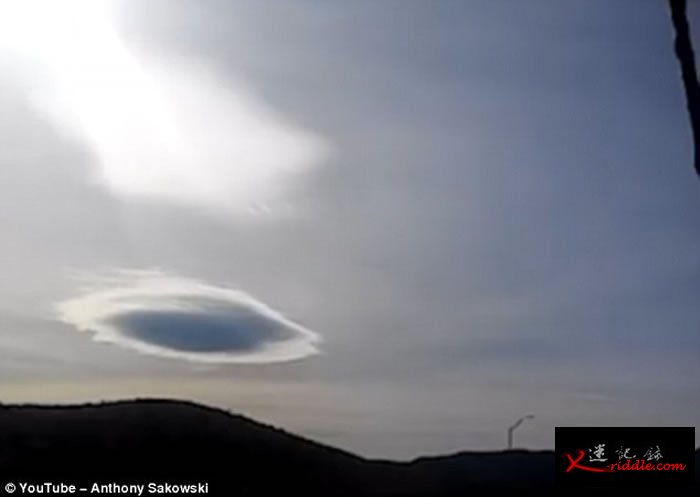 美国亚利桑那州天空出现内藏UFO的奇怪反光云？