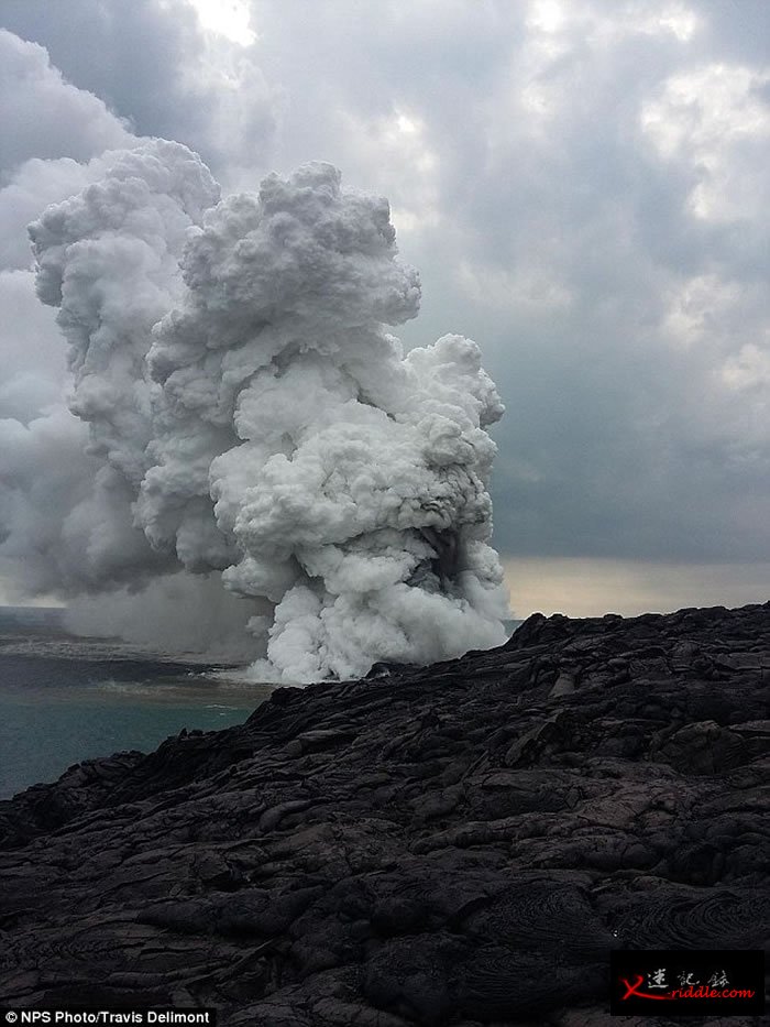 美国夏威夷卡莫库纳火山除夕爆发 游客直击溶岩掉入海