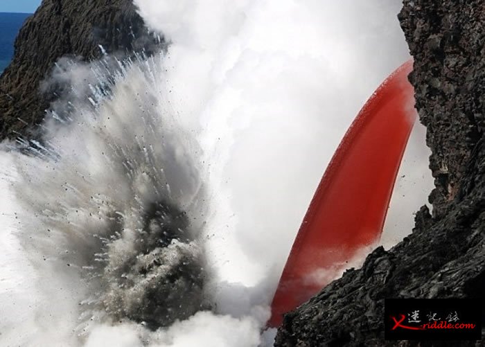 美国夏威夷基拉韦厄火山喷发 滚滚熔岩倾泻海面