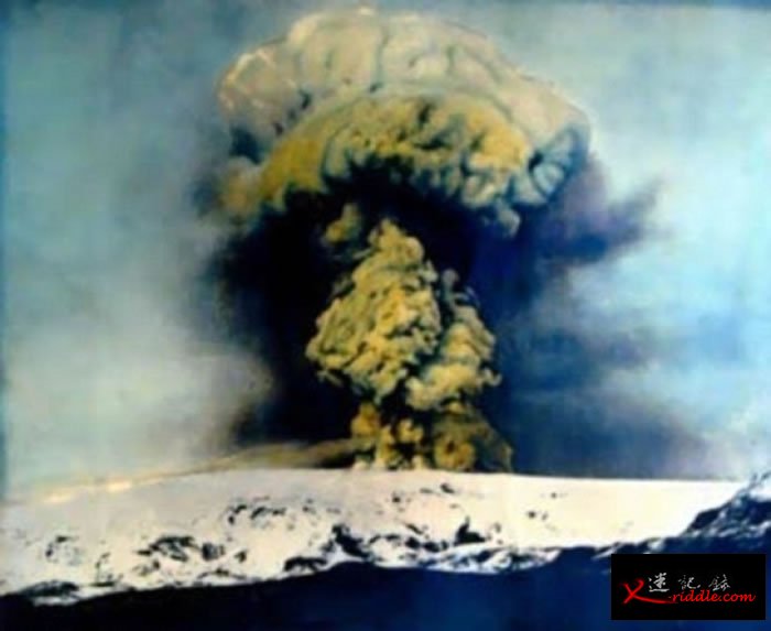 卡特拉火山开始活跃，图为该火山于1918年爆发情况。