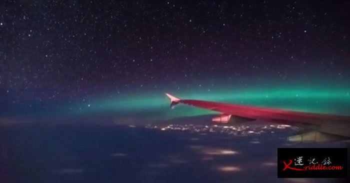 飞机乘客遇奇景 加拿大上空看北极光