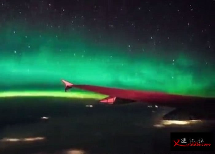 飞机乘客遇奇景 加拿大上空看北极光