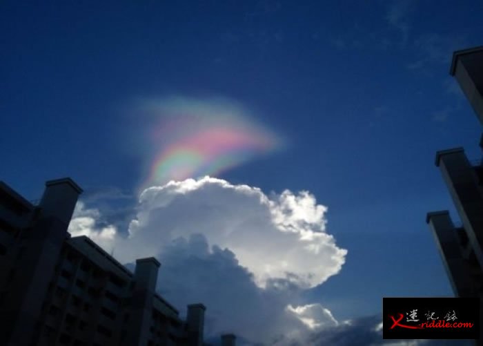 七彩缤纷的光芒把天空照亮。