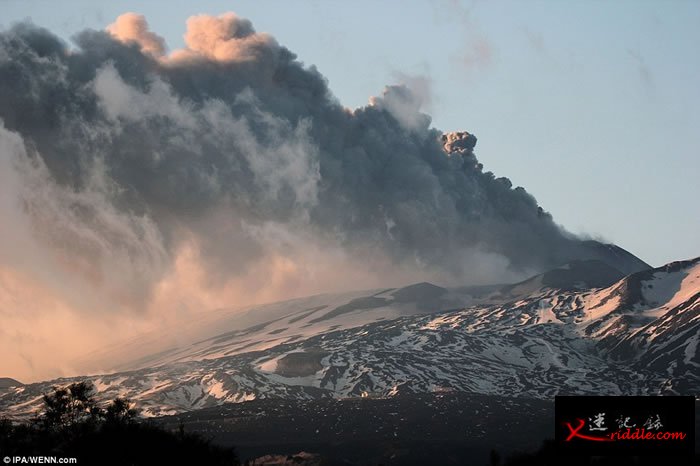 意大利西西里埃特纳火山 岩浆流入积雪引起爆炸10人伤