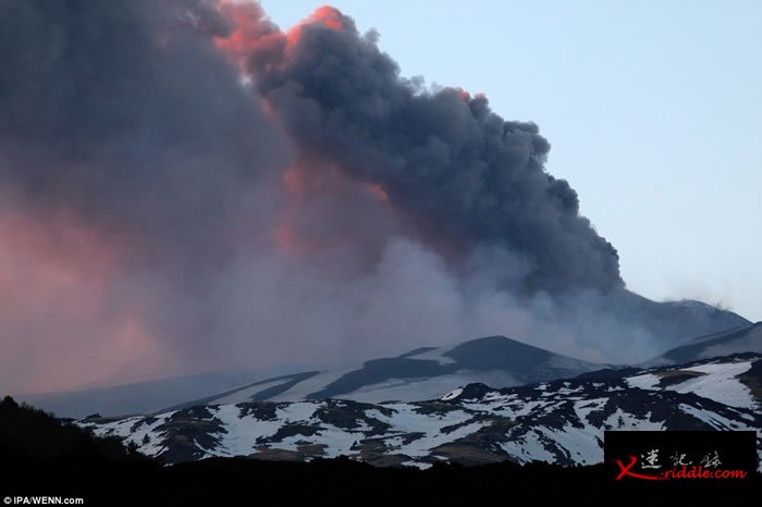 意大利西西里埃特纳火山 岩浆流入积雪引起爆炸10人伤