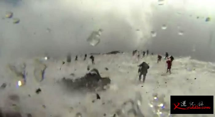 意大利西西里埃特纳火山 岩浆流入积雪引起爆炸10人伤