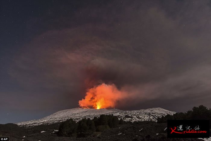 意大利西西里埃特纳火山 岩浆流入积雪引起爆炸10人伤