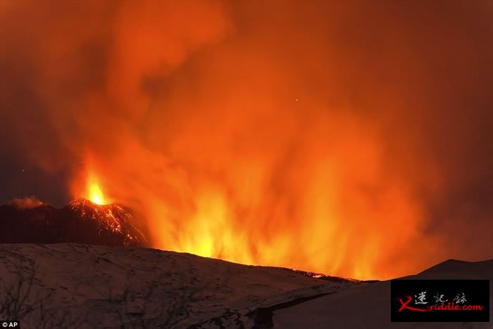 意大利西西里埃特纳火山 岩浆流入积雪引起爆炸10人伤