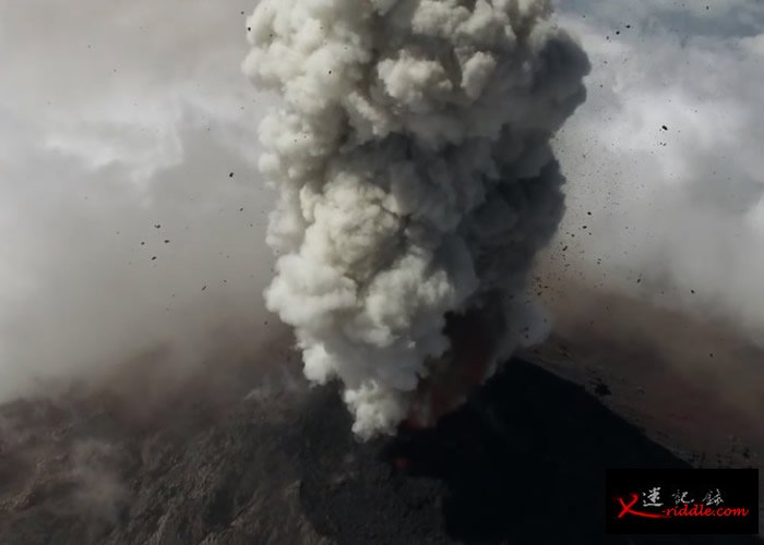 无人机飞近火山口，拍下爆发一刻。