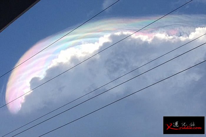 菲律宾天空出现“独角兽鬃毛”七色彩云
