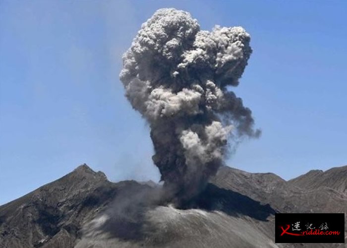 樱岛火山爆发，烟尘直冲天际。