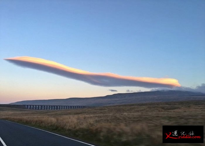英国北约克郡天空现怪云 形状如超音速喷射机