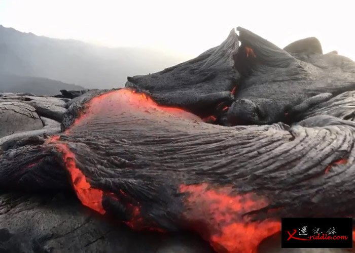 摄影师近距离拍到美国夏威夷基拉韦厄火山岩浆流动的珍贵影像