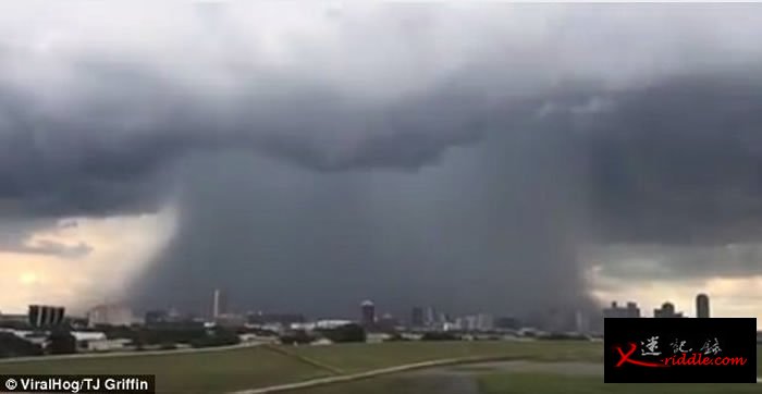 美国德州东北部达拉斯出现可怕的“微下击暴流”（Microburst）现象