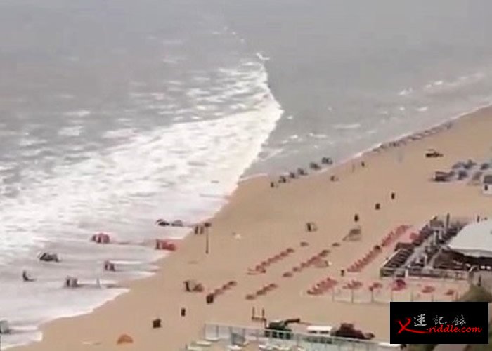 “气象海啸”直冲海滩。