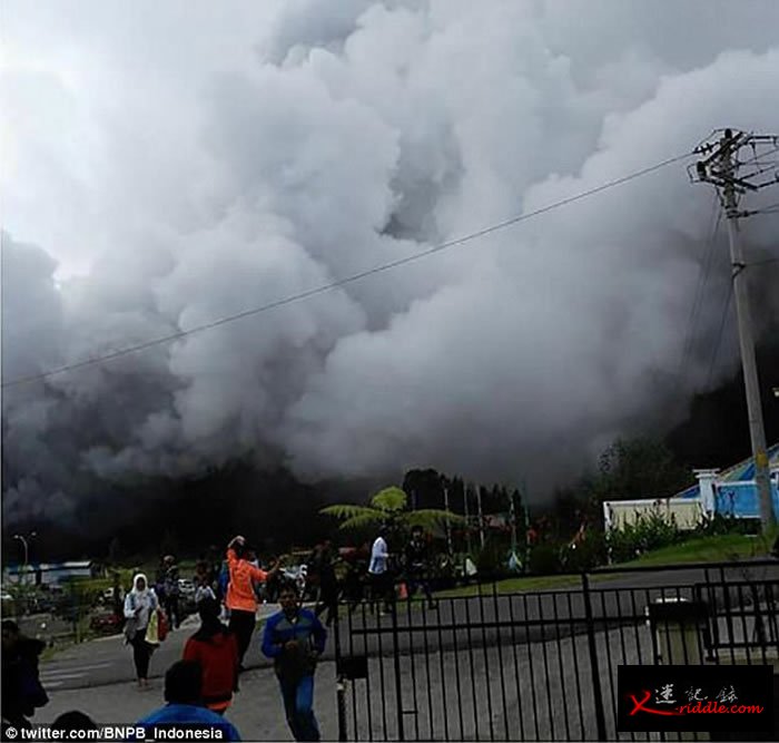 印尼中爪哇省西雷利火山突然喷发 监控直升机撞山2死数失踪