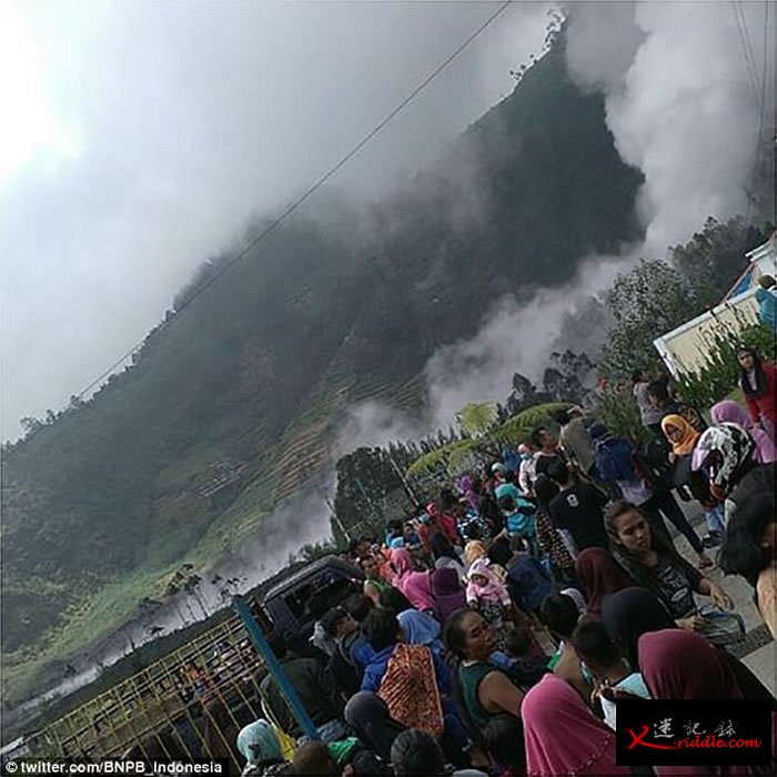 印尼中爪哇省西雷利火山突然喷发 监控直升机撞山2死数失踪