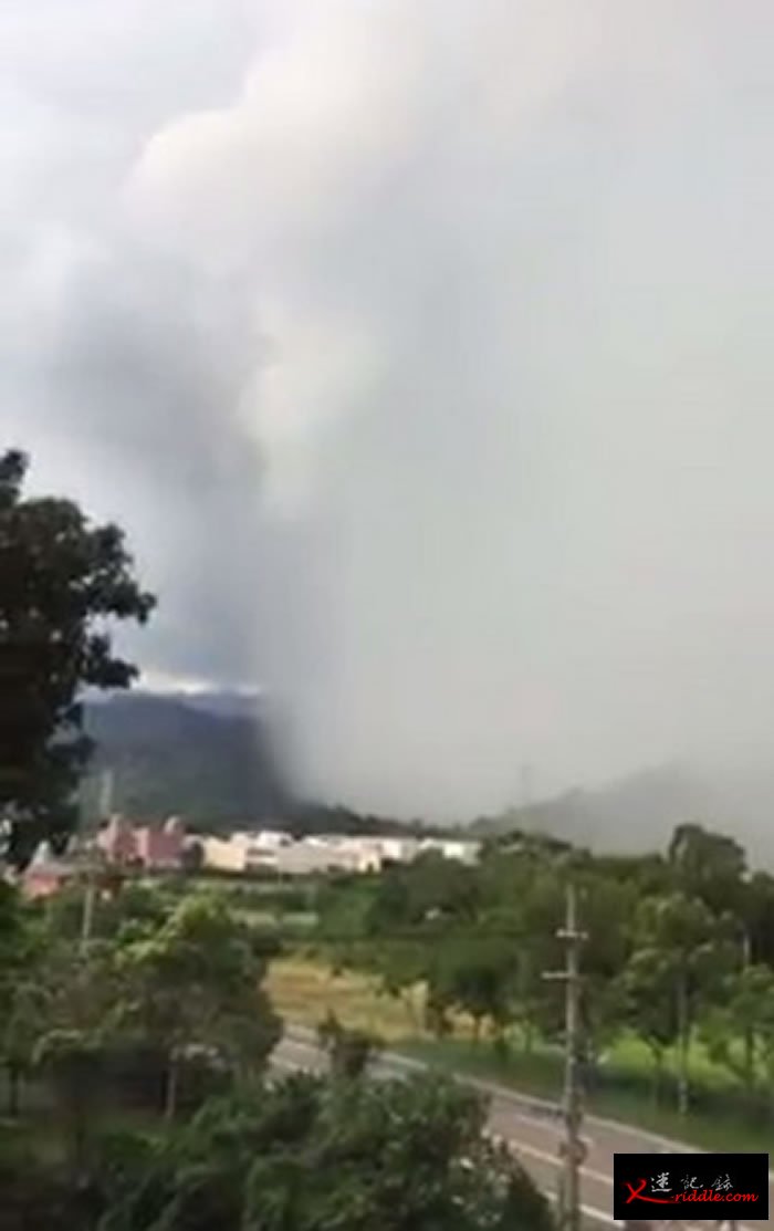 民众捕捉到“雨的界线”：一边天晴另一边下起滂沱大雨