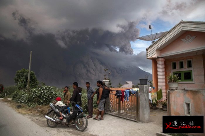 火山灰直飘上半空。