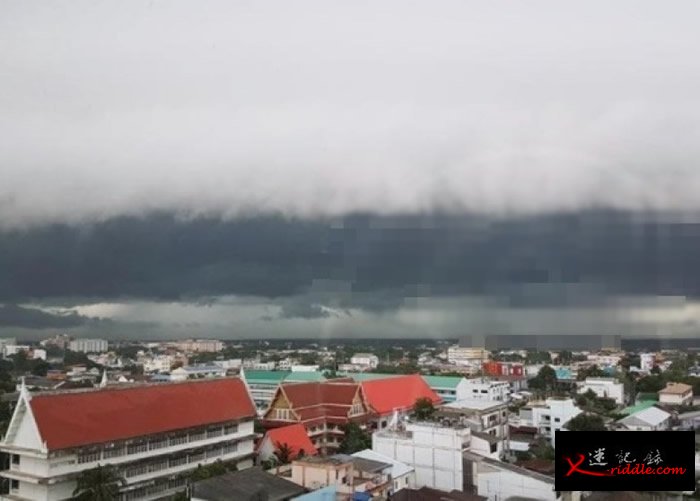 卷云出现时，时而狂风大作、时而降雨。