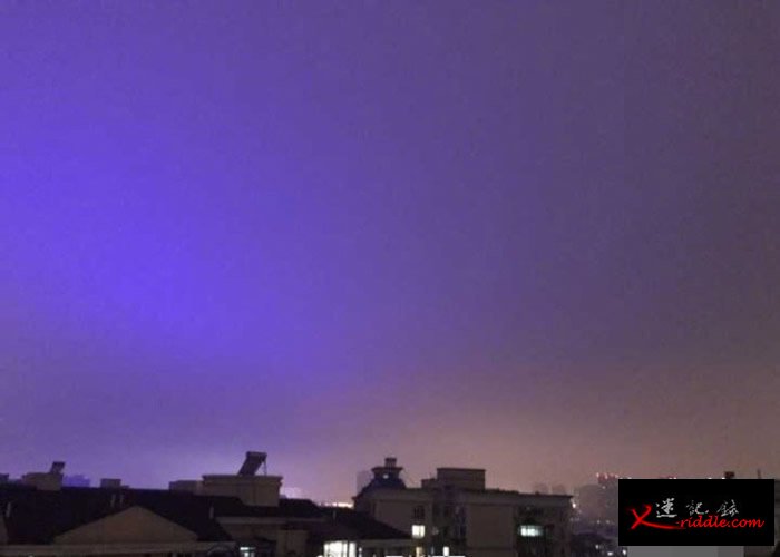 南京天空变成了紫色。