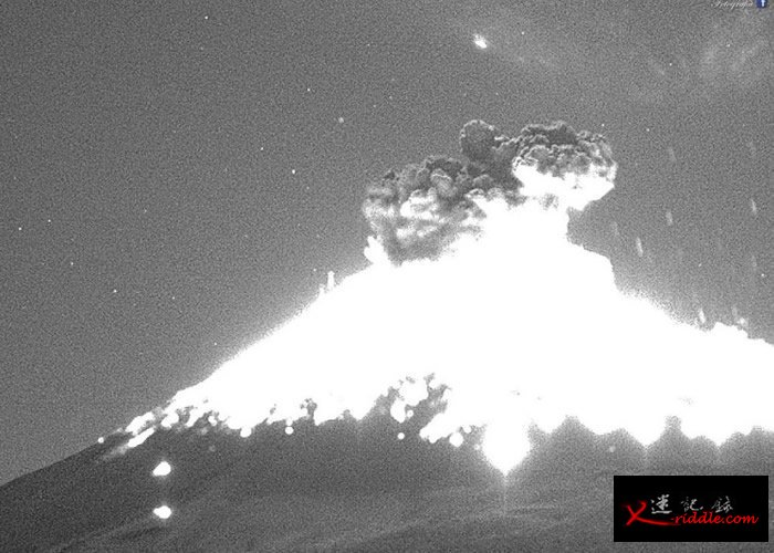 波波卡特佩特火山火山口有熔岩喷出。