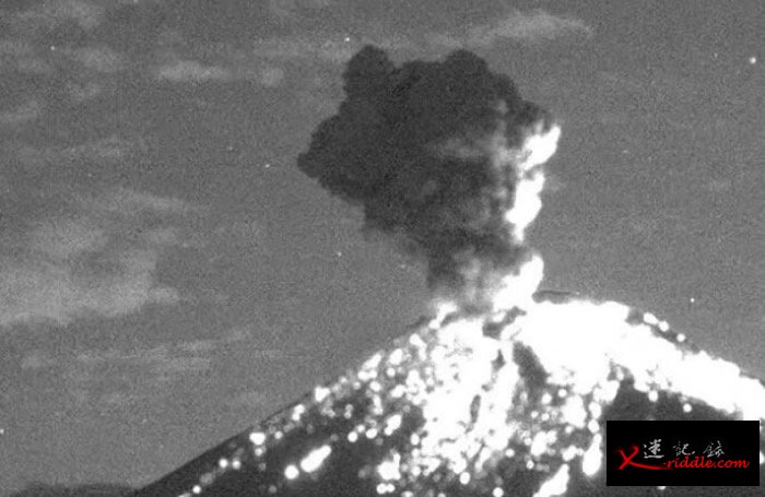 大量火山灰冒出。