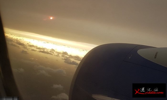 有在伦敦希思路机场上空客机的旅客，拍下异色太阳。