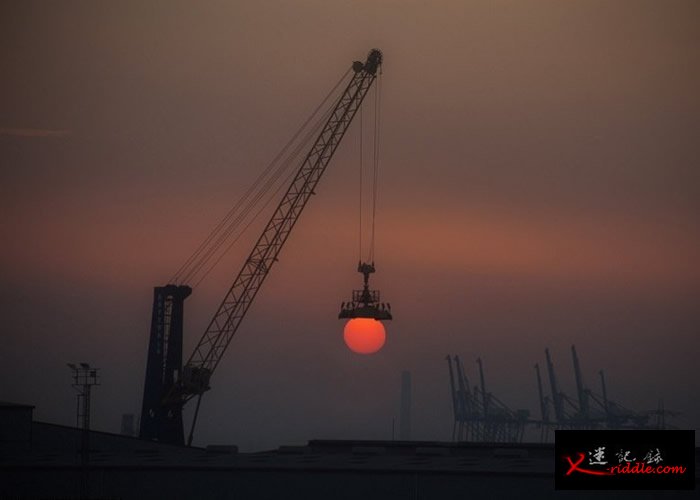 肯特郡的太阳与吊臂巧妙拼出一盏太阳灯。