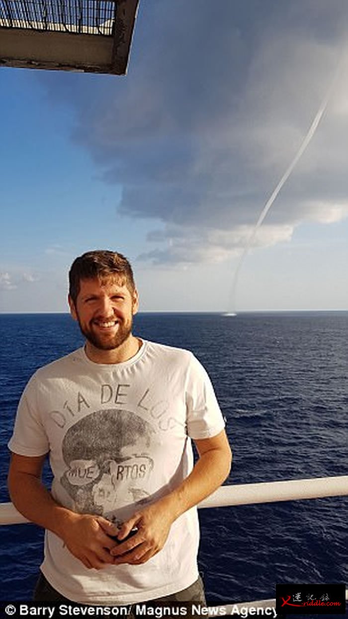 英国男子在埃及出海时遇上罕见水龙卷