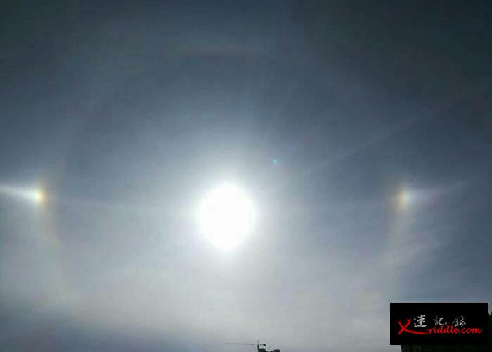 3个“太阳”并列天空，实为日晕景象。