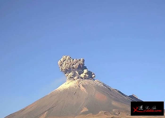 监察镜头拍下火山爆发一刻。