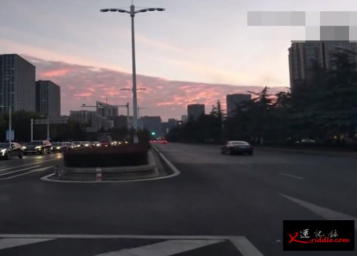 南京多地都能看到“火烧云”的美景。