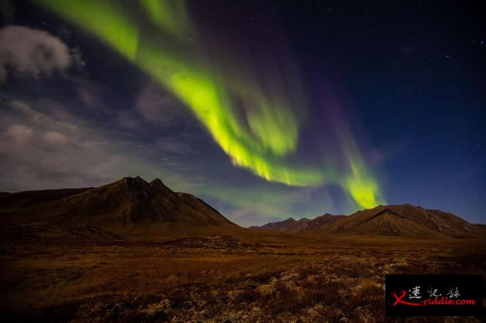 在加拿大育空（Yukon）地区，缕带状的极光萦绕在夜空之中。来自太阳的粒子沿着地球的磁力线往两极流动，因此在高纬度地区最容易看到极光。 PHOTOGRPAH B