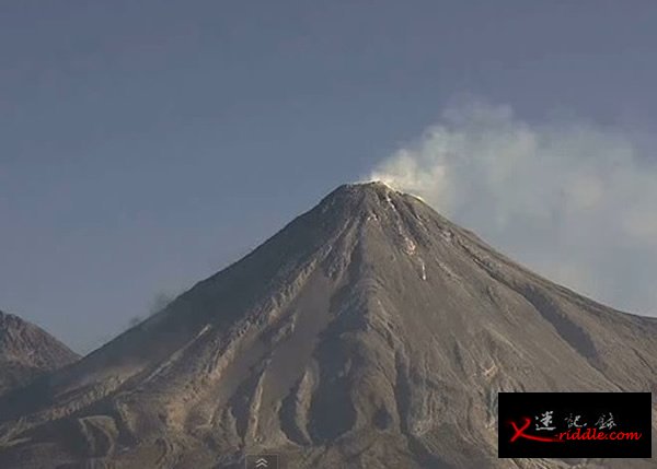 火山爆发前，火山口轻微冒烟。