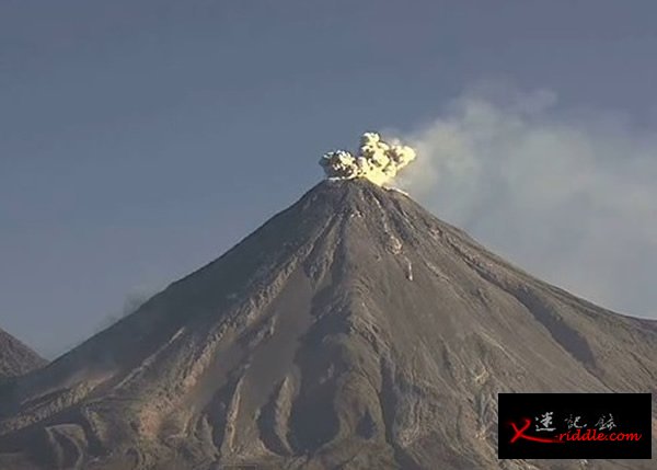 摄录机刚好拍到火山爆发的情况。