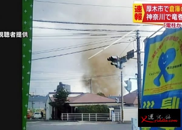 疑似龙卷风直袭民房屋顶
