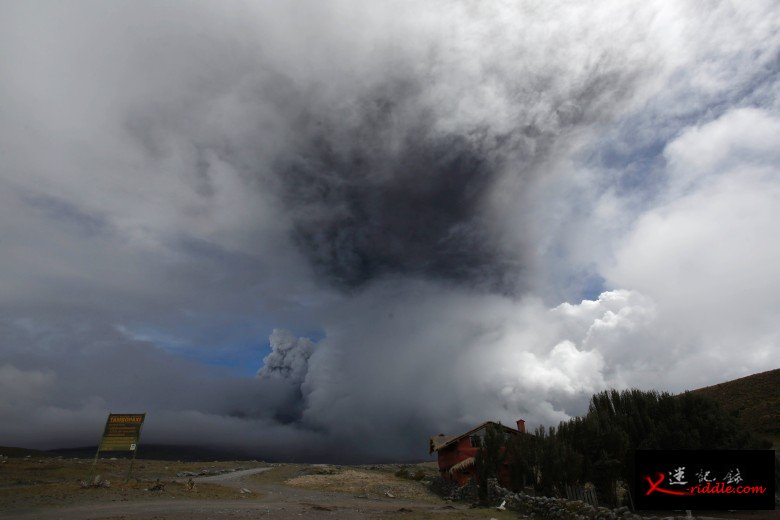 科托帕希火山喷出火山灰及蒸气