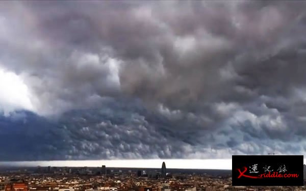 西班牙巴塞罗那暴雨前夕天空出现壮观滩云