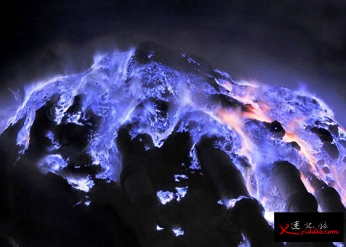 印尼东爪哇卡瓦伊真火山喷诡异蓝火焰