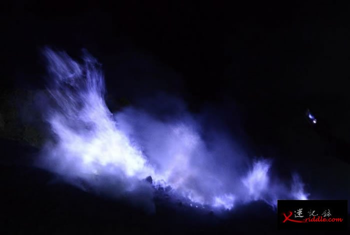 印尼东爪哇卡瓦伊真火山喷诡异蓝火焰