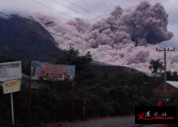 锡纳朋火山再度喷发，浓烟直冲半空。