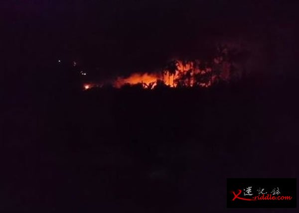 锡纳朋火山喷发引发大火，波及民居。