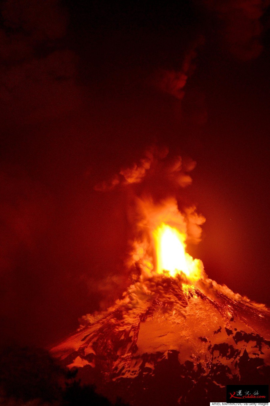 智利南部维利亚里卡火山（Volcano Villarrica）在当地时间3日凌晨开始爆发